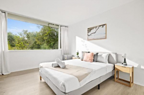 Luminous Ensuite Queen Room - Centrally Located